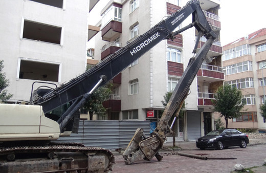 Avcılar'da feci kaza! İş makinesi beton direği devirdi bir kişi altında kaldı