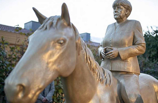 Vedaya hazırlanan Merkel'in 3 metre heykeli yapıldı! Tepki de var beğenen de