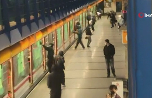 Çekya'da metroda sprey boyalı saldırının sonu kavgayla bitti