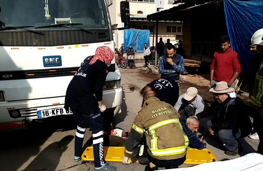 Bursa'da korkunç kaza! Tomrukla kamyon arasında sıkıştı: Bacağı koptu