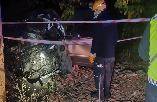 Isparta'da feci kaza! Elektrik direğine çarpan otomobilin sürücüsü öldü