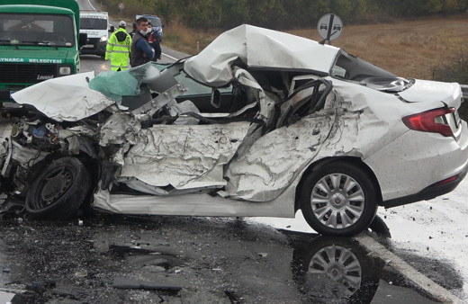 Kırklareli'de feci kaza! TIR ile otomobil çarpıştı, sürücü sıkışarak can verdi