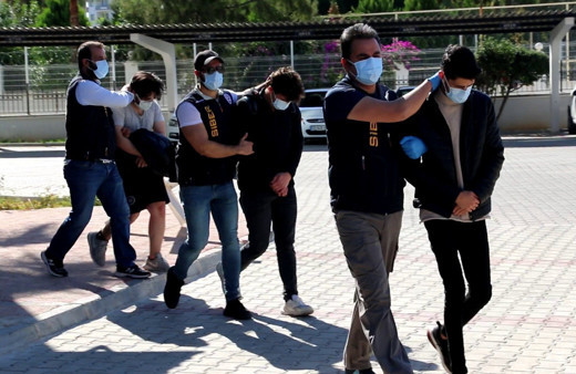 Mersin'de kurdukları sanal jigolo sitesiyle 1 milyon lira dolandırdılar