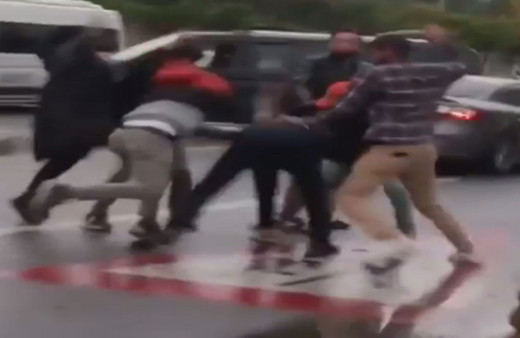 Sancaktepe'de kaza sonrası kavga 5 kişi 1 kişiye tekme tokat saldırdı o anlar kamerada