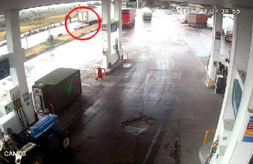 Manisa Saruhan'da tıra çarpan otomobildeki 3 kişi yaralandı; kaza anı kamerada