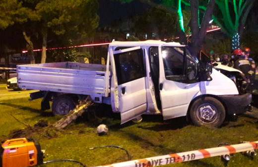 Manisa'da feci kaza önce refüje sonra direğe çarptı: 2 ölü