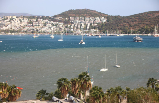 Bodrum'da fırtına çıktı denizin rengi karardı