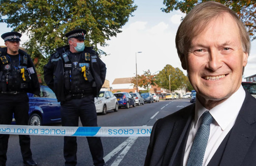 İngiltere'de bıçaklı saldırıya uğrayan milletvekili hayatını kaybetti