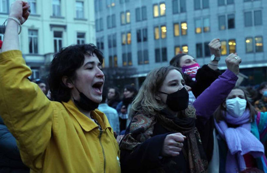 Belçika'da skandal tecavüz iddiası kadınları sokağa döktü! Kafelerde içkilerine uyuşturucu katıldı!