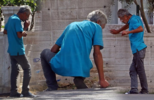 Antalya'da şırıngalı adamın tuhaf hareketleri tedirgin etti! Avcunun içine alıp...