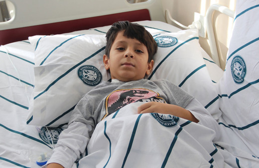 8 yaşındaki Ahmet Kaya'nın karnına yediği tekme hayatını kurtardı