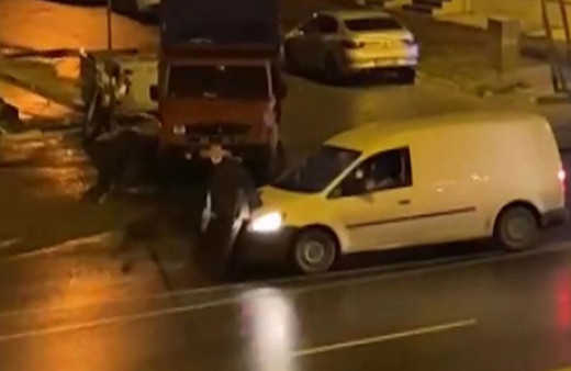 Avcılar'da yolunu kestiği araçtakilerden dayak yedi