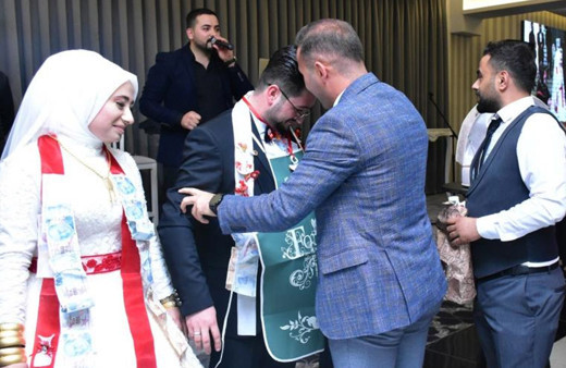 Bursa'da düğünde damada öyle şeyler taktılar ki görenler şaştı kaldı