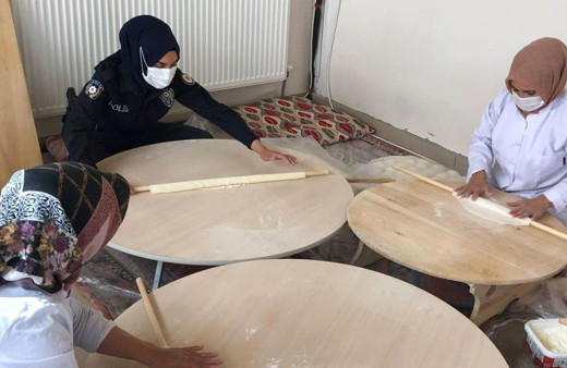 Sivas'ta kadın polis memuru yufka açtı KADES'i tanıttı