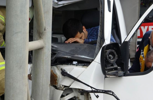 Sancaktepe'de feci kaza! Sürücü araç içinde böyle sıkıştı