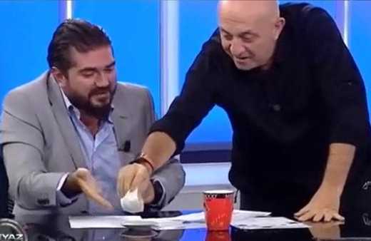 'Ne içtin lan?' deyip Sinan Engin bardağı boşalttı! Beyaz TV'de Rasim Ozan Kütahyalı'nın sözleri şok etti