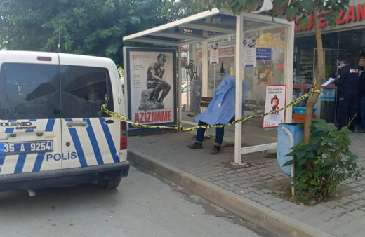 İzmir Ödemiş'te durakta minibüs beklerken oturduğu yerde hayatını kaybetti