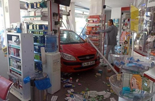 Aydın Didim'de kadın sürücü vitesi karıştırınca eczane harabeye döndü