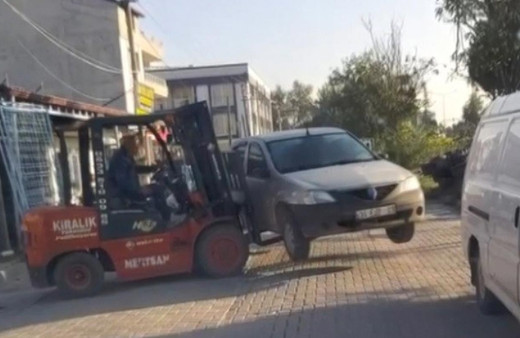 Otomobilin yolu kapatmasına kızdı forkliftle kaldırıp kenara bıraktı