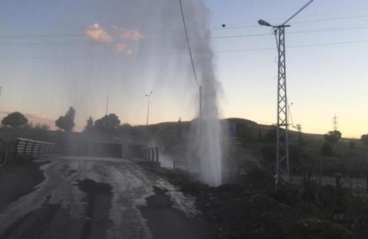 Elazığ'da gören telefona sarıldı! Boru patladı, su metrelerce yükseldi