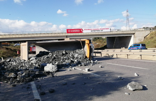 İstanbul'da hafriyat kamyonu yan yattı! Yol trafiğe kapandı