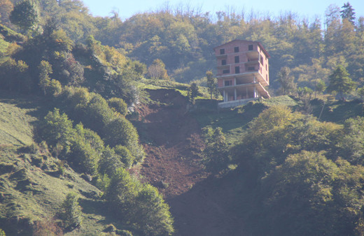 Rize Çamlıhemşin'de heyelan oldu 5 katlı binada korku dolu anlar