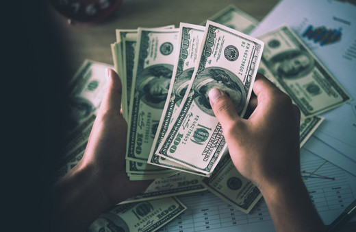 Akit yazarı 'dolardaki kazancın yarısı vergi olarak alınsın' dedi! 'Dolar siyasete bir darbe!'