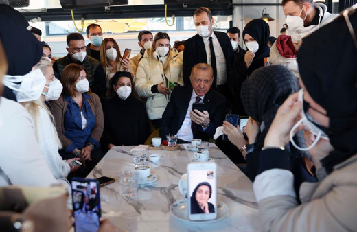 Erdoğan Üsküdar'da kafeyi ziyaret etti gençlerle sohbet etti o anlar kamerada