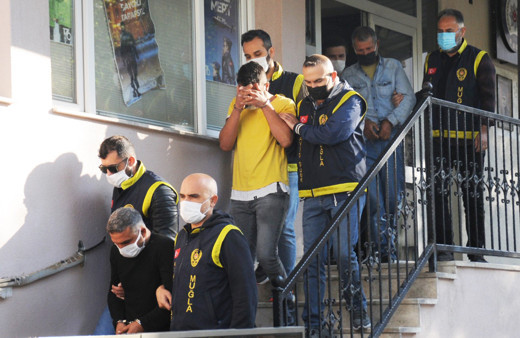 Muğla'da FETÖ bahanesiyle yaşlı kadının altınlarını aldılar! Canan Karatay'ı dolandırmışlardı yine yakalandılar!