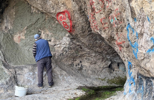 Yok böyle bir skandal! Afyon'da 3 bin yıllık mağarada yazıları silmek için bakın ne yaptılar