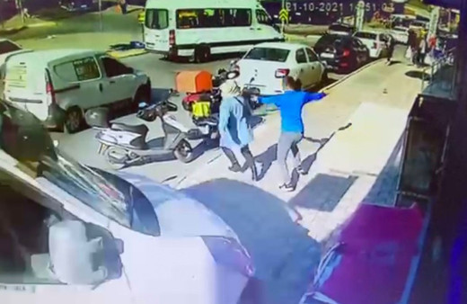 Esenyurt’ta 3 kişinin ezilmekten son anda kurtulduğu kaza anı kamerada