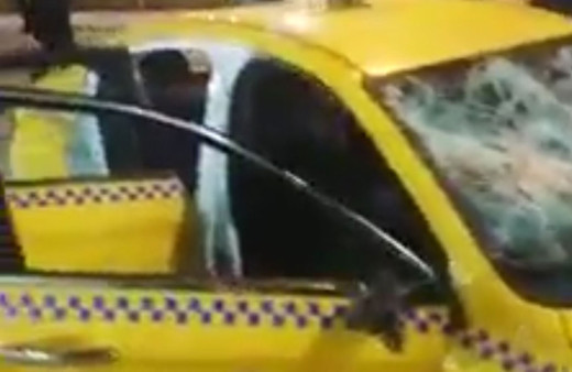 İstanbul'da taksiyi sopayla parçaladı! Herkes olan biteni seyretti
