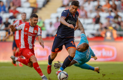 Başakşehir konuk olduğu Antalyaspor'u 2-1 yendi