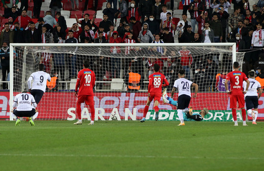 Adana Demirspor uzatmada Sivasspor'tan puanı kaptı