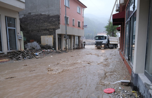 Sel suları Bozkurt'u yine esir aldı!