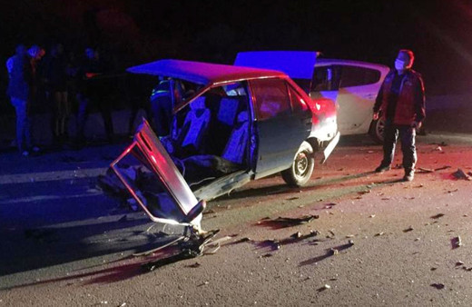 Isparta’da kaza sonrası otomobil ikiye bölündü: 4 yaralı