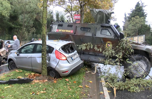 İstanbul'da feci kaza! Zırhlı polis aracı 6 araca çarptı: Bomba gibi patladı