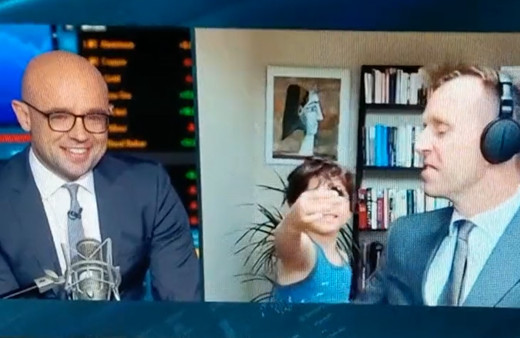 Bloomberg canlı yayınında zor anlar: Oğlunuz Yunan hükümeti için mi çalışıyor?