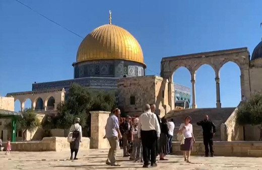 Fanatik Yahudiler İsrail polisi korumasında Mescid-i Aksa'ya baskın düzenledi