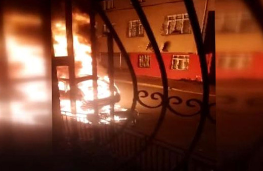 Sultangazi'de park halindeki otomobil alev alev yandı!