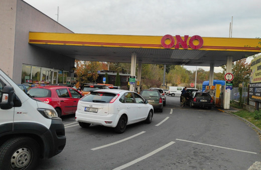 Ucuz yakıtı duyan akın etti! Dakikalarca kuyrukta beklediler