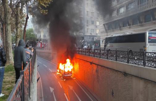Şişli'de büyük panik! Servis minibüsü alev alev yandı