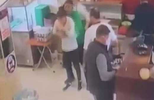 Soluk borusuna ekmek kaçan müşterisini 'Heimlich manevrası' ile kurtardı