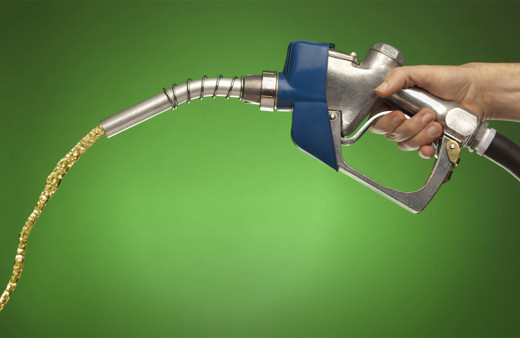 24 saatte iki kez zam gelen benzin fiyatlarına bu gece 25 kuruş indirim geliyor