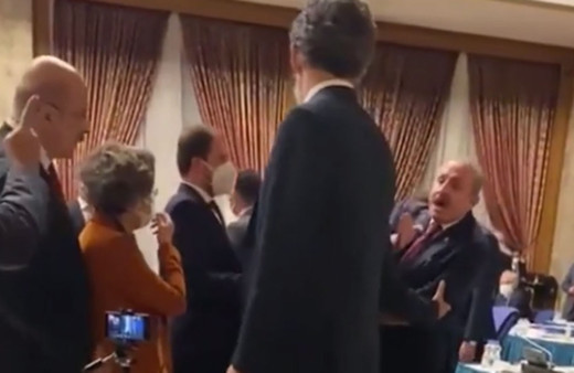 Meclis'te gerginlik! Mustafa Şentop masayı yumrukladı