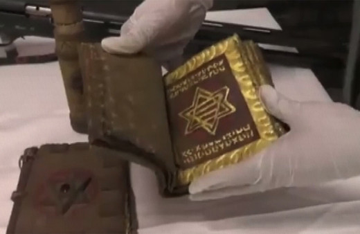 Mardin'de bin yıllık olduğu değerlendirilen altın işlemeli el yazması 5 Tevrat ele geçirildi