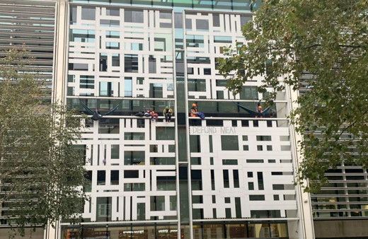 İngiltere'de İçişleri Bakanlığı binasına tırmandılar! Türk eylemci konuştu: Tırmanmamızın sebebi...