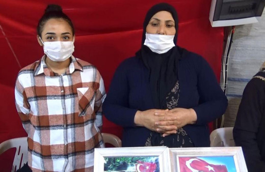 Terör örgütü PKK'nın dağa kaçırdığı ağabeyi için annesiyle nöbette
