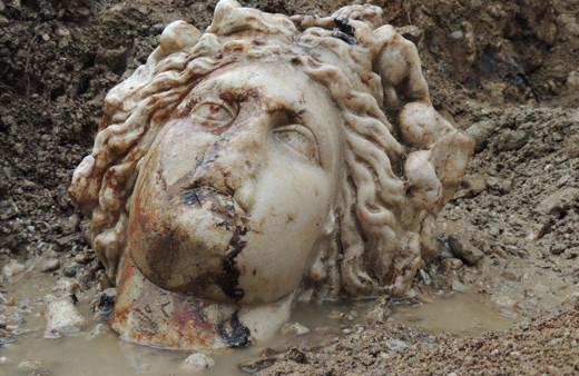 Kütahya Aizanoi Antik Kenti kazısında Afrodit ve Dionysos heykel başları bulundu