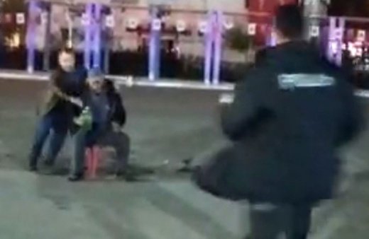 Üzerine benzin döküp kendini yakmak istedi, polis üzerine atlayıp engel oldu